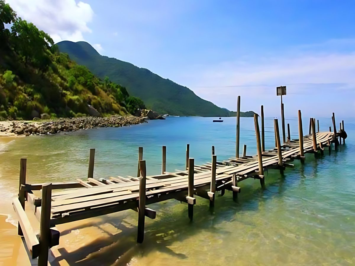 Hải sản tươi sống tại các bè nổi làng chài Hàm Ninh