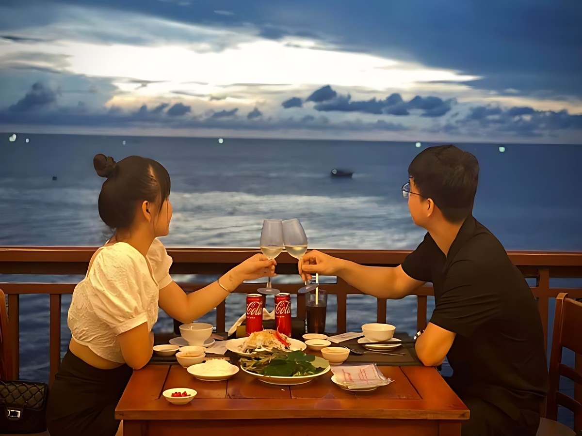 Du khách ăn sớm để chọn hải sản tươi ngon tại Phú Quốc