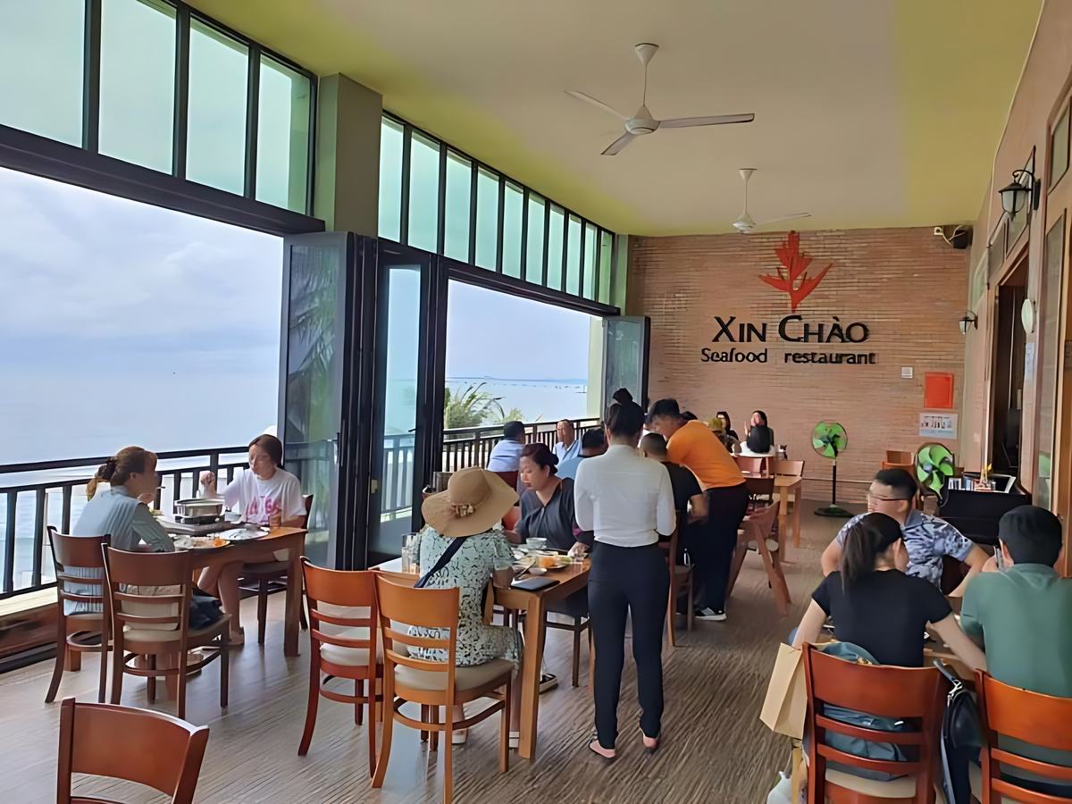 Quán Xin Chào nổi bật với hải sản tươi và view biển