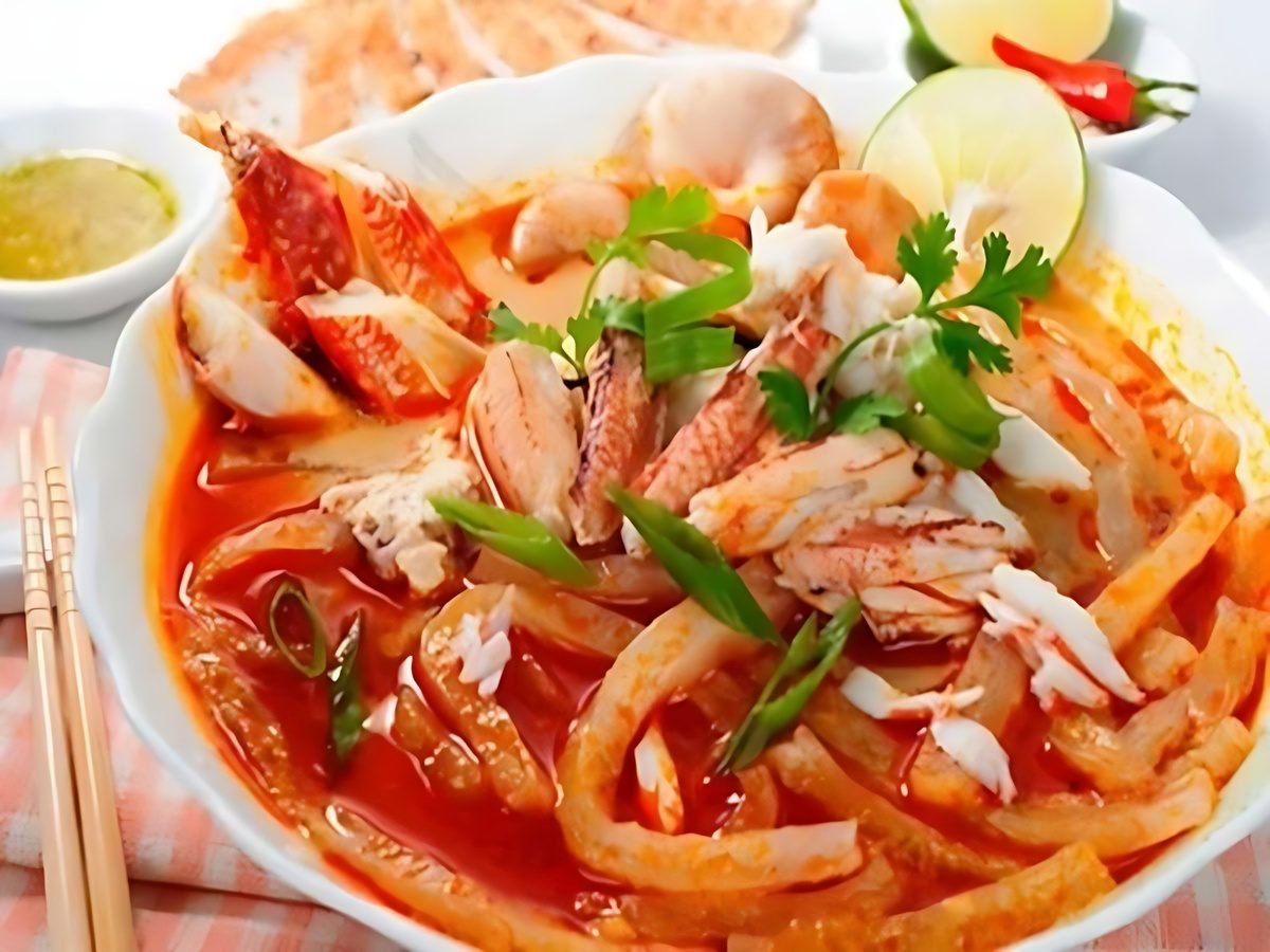 Nhóm khách gia đình thoải mái lựa chọn thực đơn đa dạng phù hợp với từng thành viên