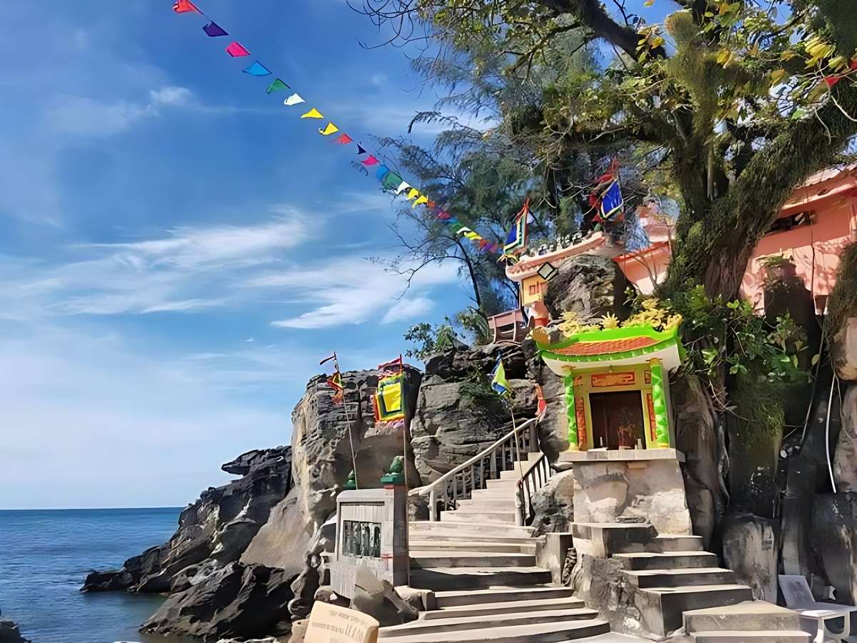 Du khách tham quan và tìm hiểu nét văn hóa tâm linh của người dân biển Phú Quốc