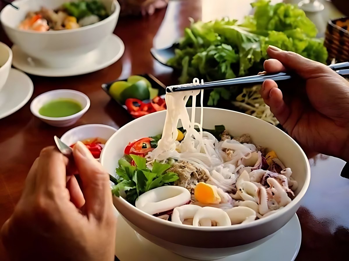 Sợi hủ tiếu mềm kết hợp nước dùng thanh nhẹ buổi sáng