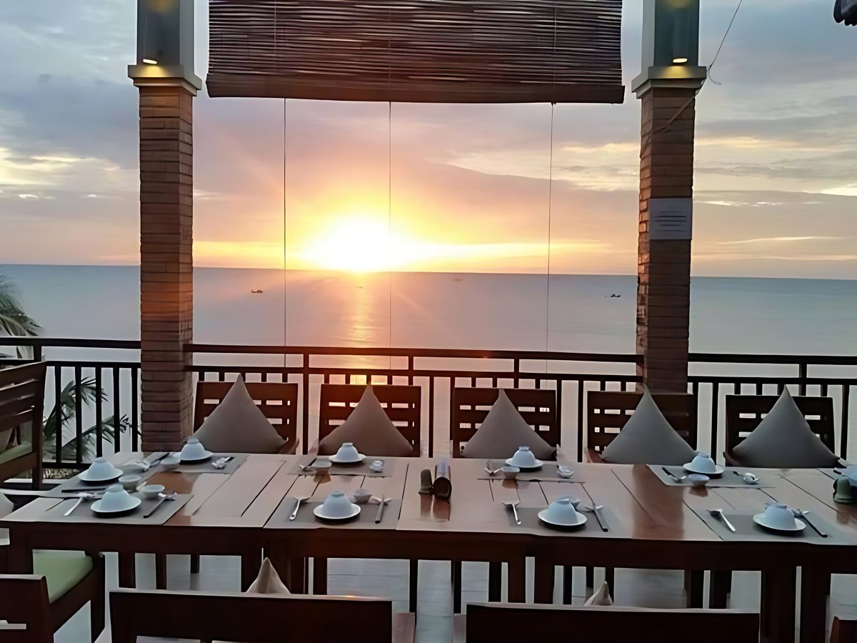 Không gian nhà hàng thiết kế mở tận dụng tối đa ánh sáng tự nhiên và view biển