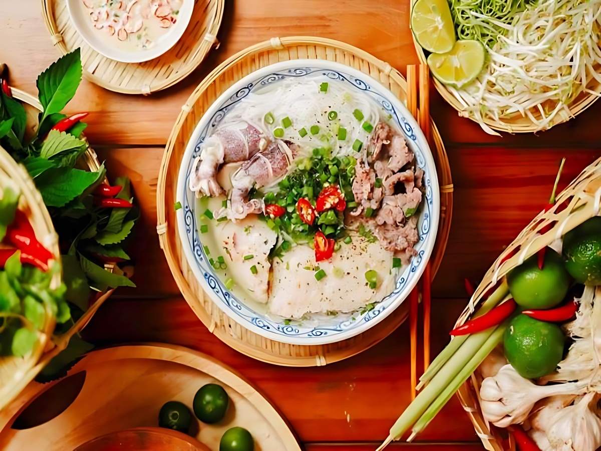 Bún quậy tôm mực tươi ngon được chế biến trực tiếp tại chỗ