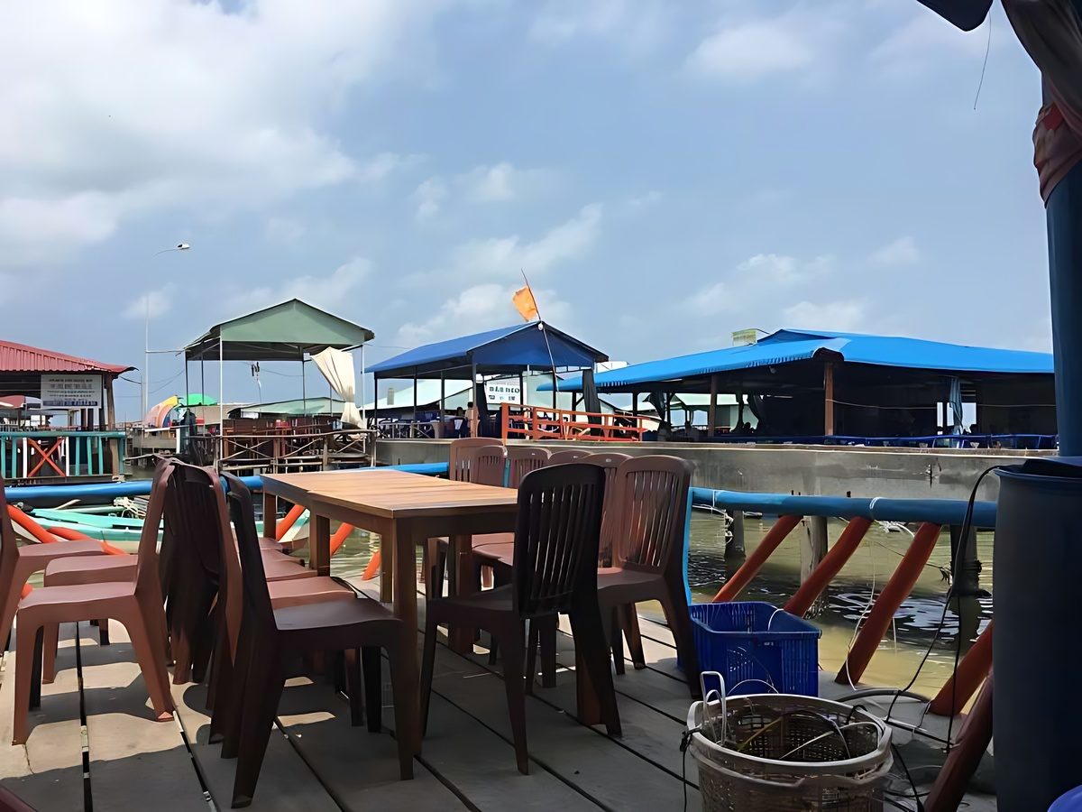 Món ghẹ hấp đặc sản địa phương được chế biến giữ nguyên độ ngọt tự nhiên