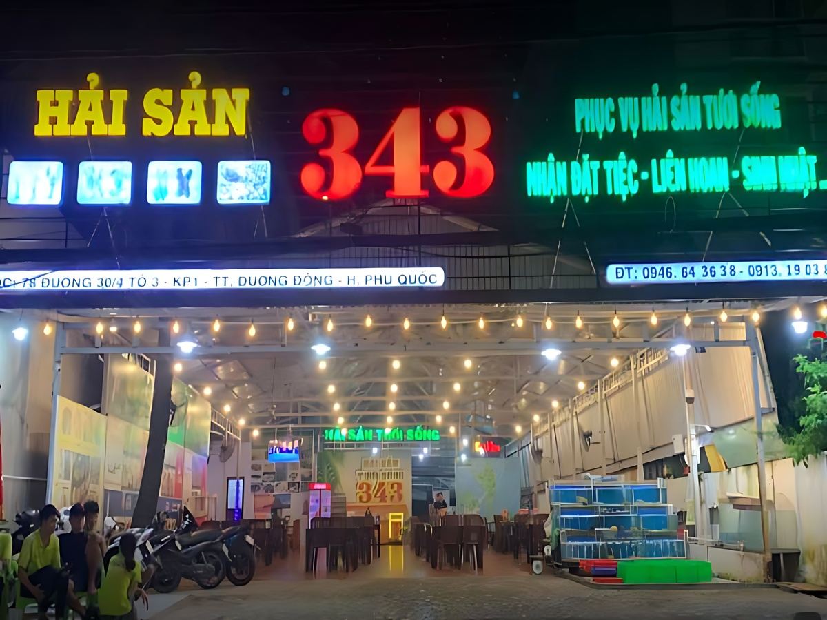 Du khách trẻ tụ tập ăn tối trong không gian bình dân và thoáng đãng