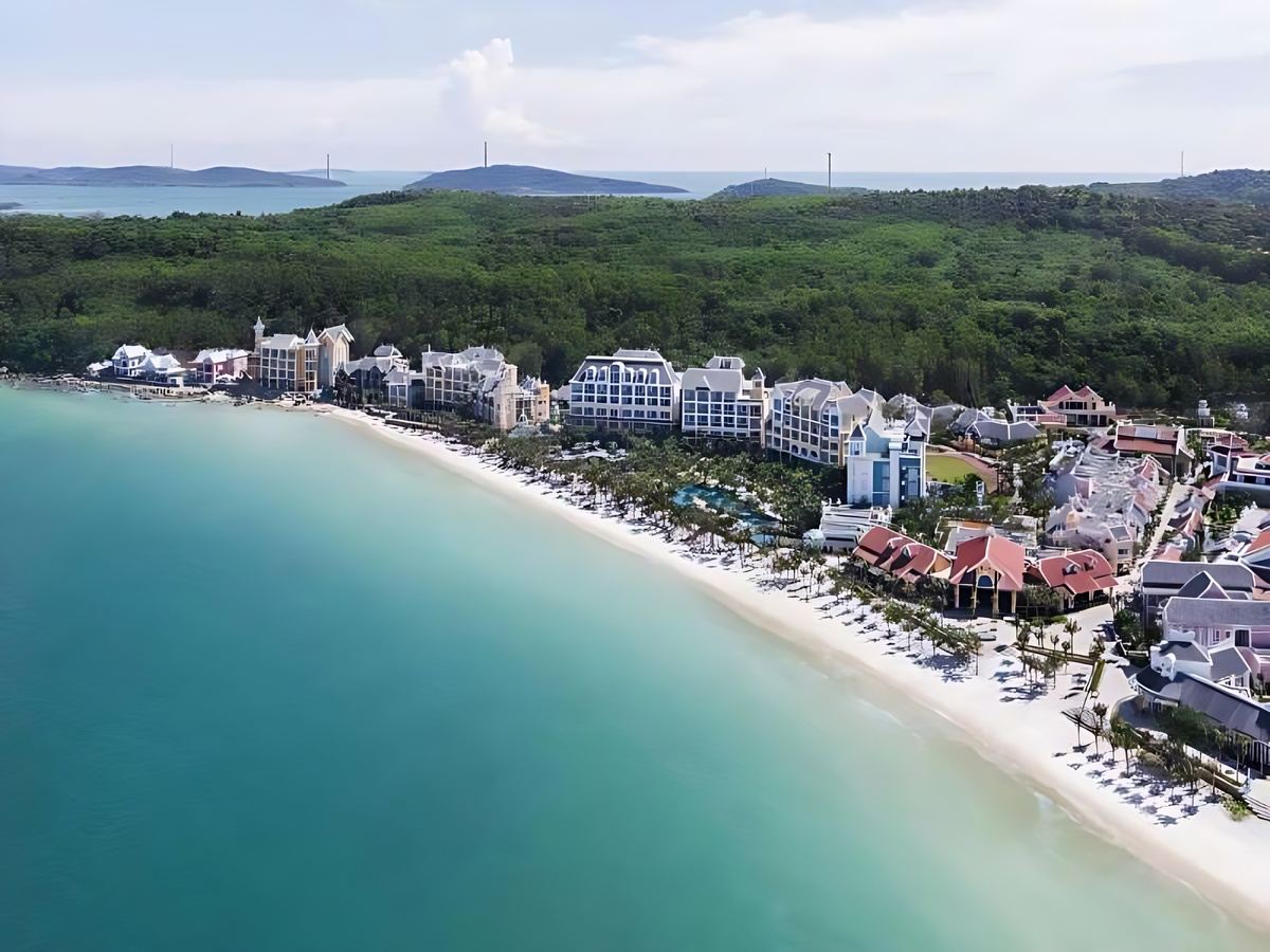 Các resort cao cấp nằm trải dài bên bờ cát trắng mang lại sự riêng tư cho du khách