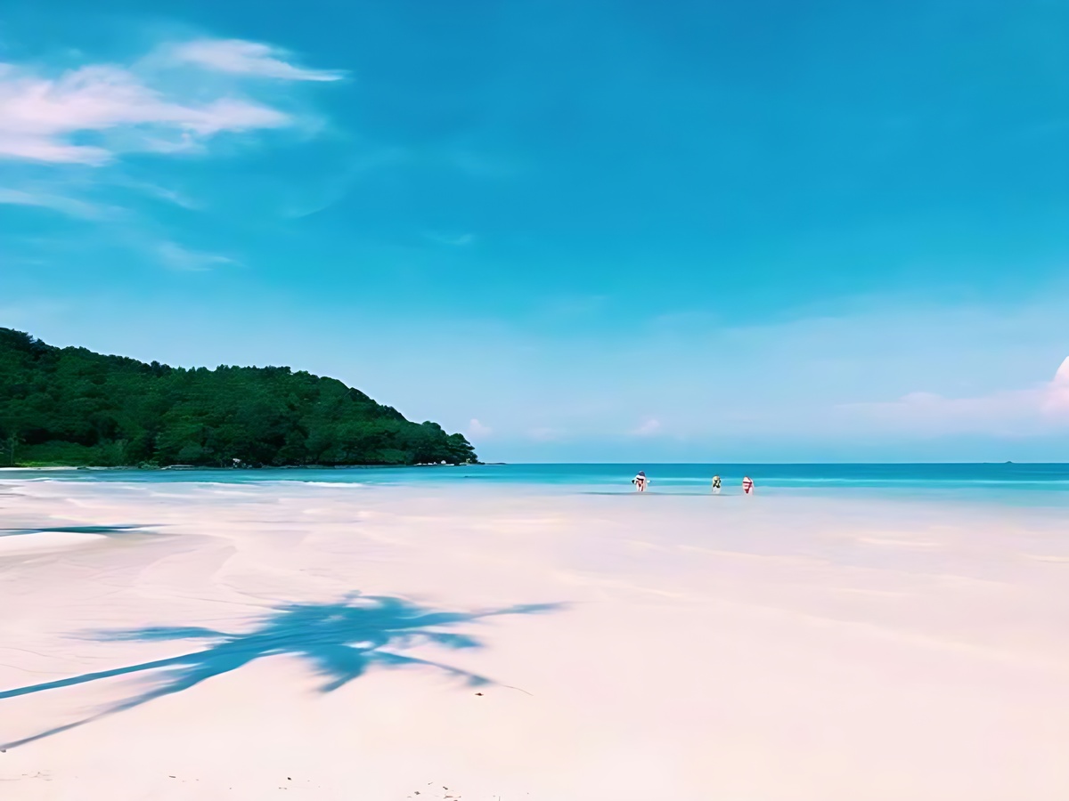 Bãi Kem nổi bật với cát trắng mịn