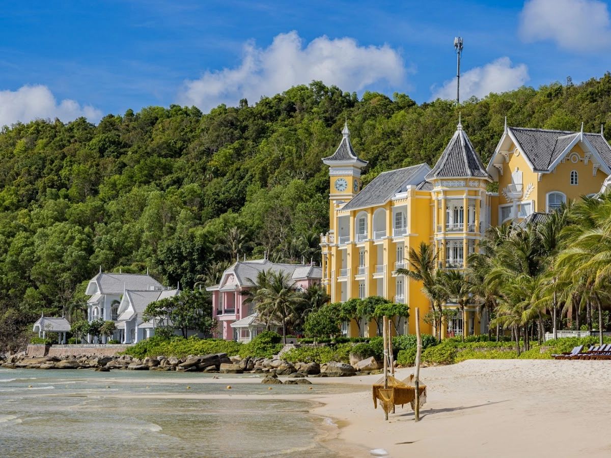 JW Marriott Phu Quoc Emerald Bay nằm tại Nam đảo Phú Quốc, dọc theo Bãi Kem