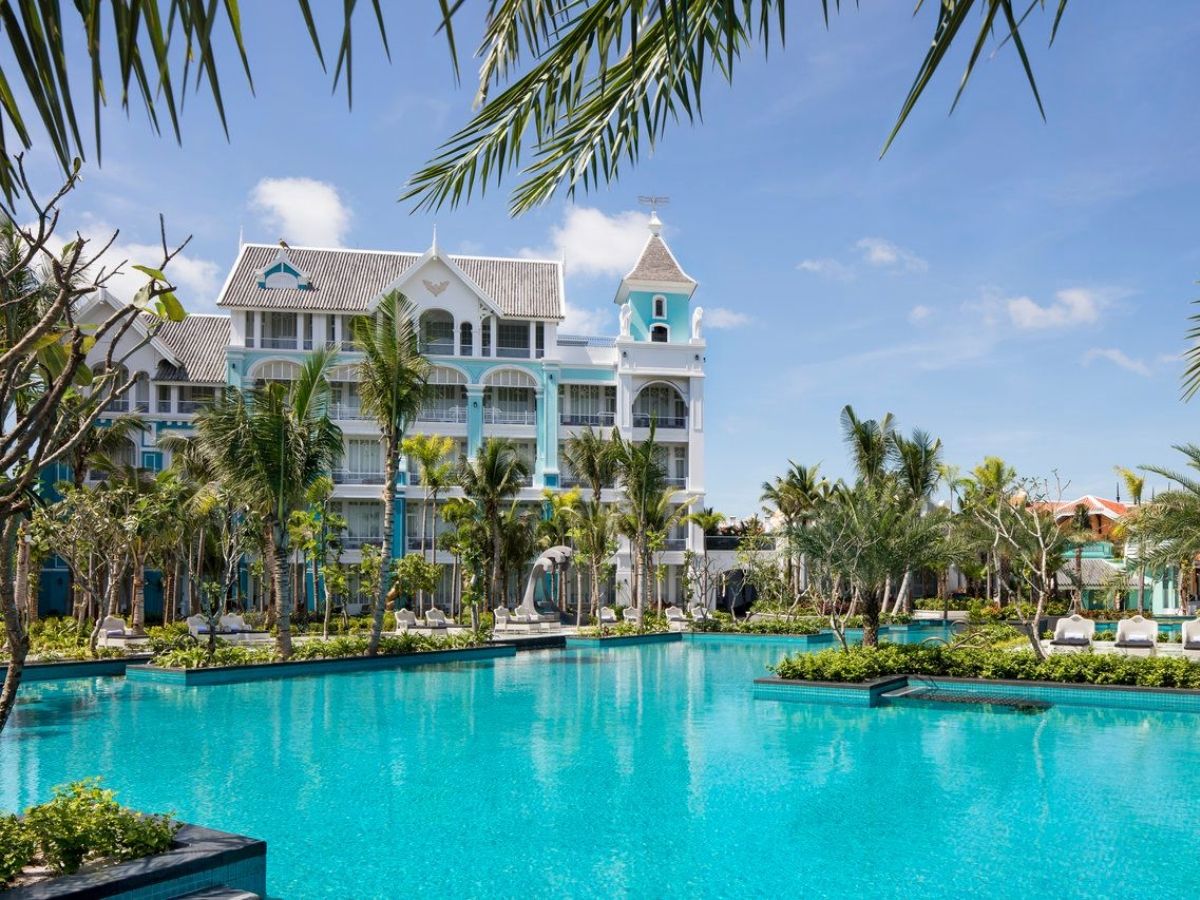 Du khách dễ dàng di chuyển bằng xe taxi, xe shuttle của resort để tới JW Marriott Phu Quoc Emerald Bay