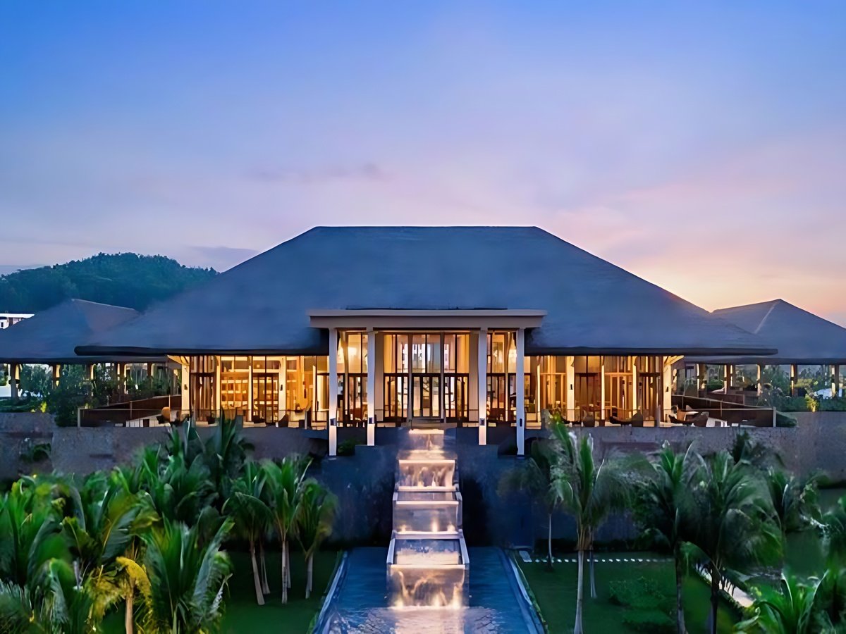 New World Phu Quoc Resort có khuôn viên xanh và nhiều tiện ích.