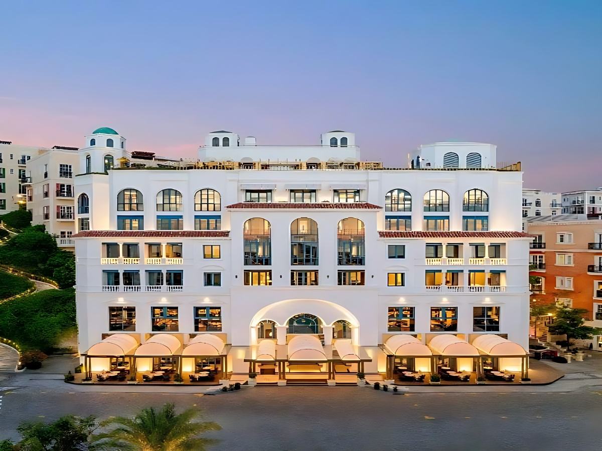 La Festa Phu Quoc Curio Collection by Hilton hiện đại và nằm ở trung tâm