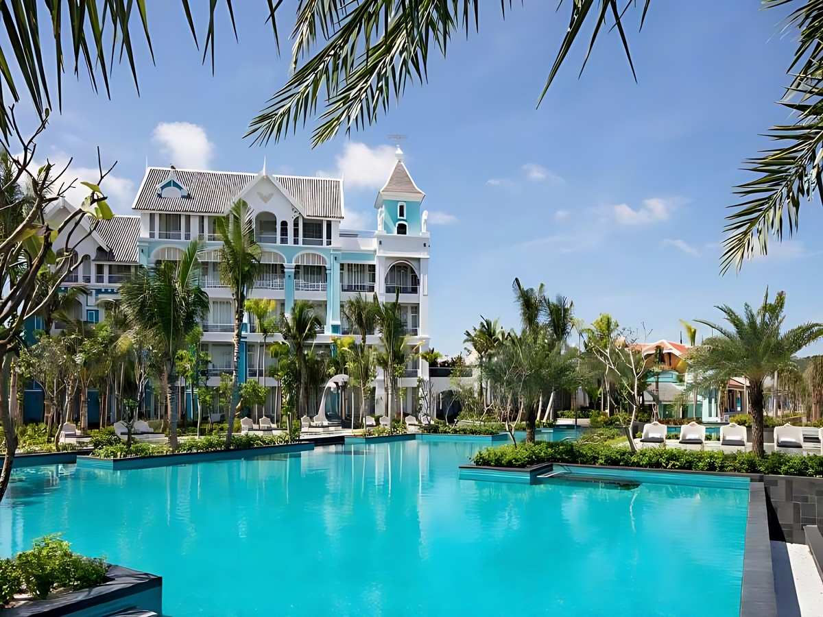 JW Marriott Phu Quoc Emerald Bay sở hữu bể bơi ngoài trời rộng