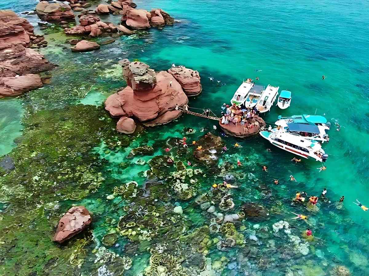 Mùa biển êm Phú Quốc với nước trong xanh, thuận lợi cho lặn ngắm san hô