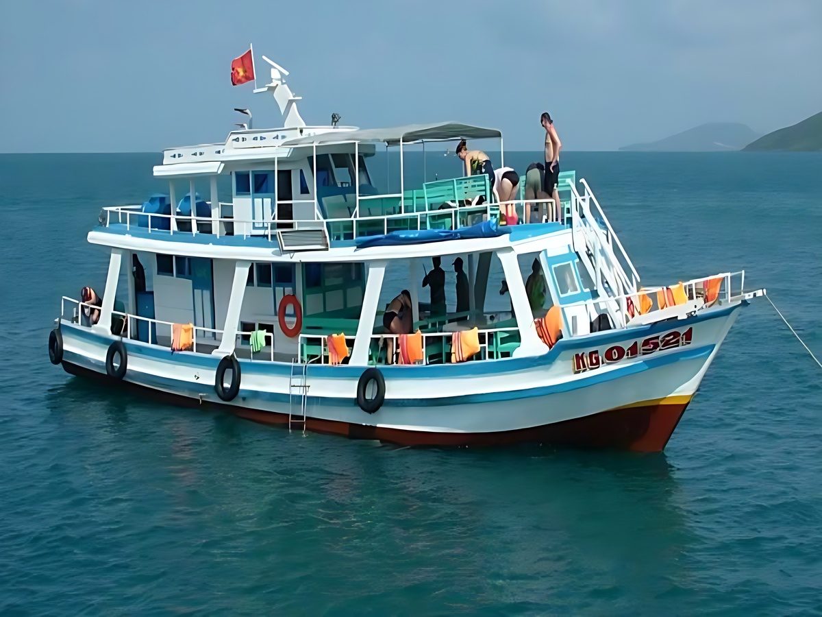 Câu cá trên cano Phú Quốc, trải nghiệm truyền thống cùng ngư dân địa phương