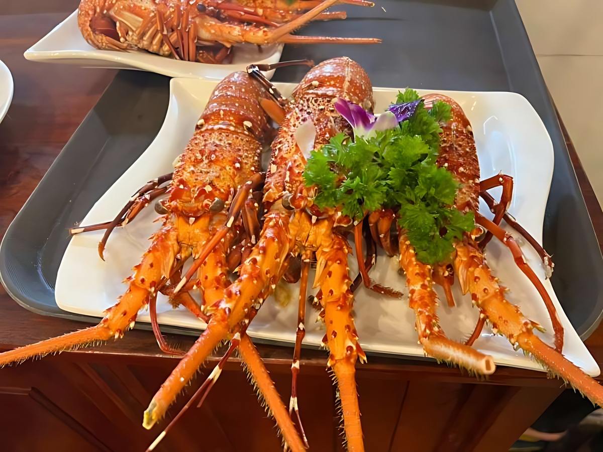 Bữa trưa tour đảo Phú Quốc với hải sản tươi ngon chế biến đơn giản