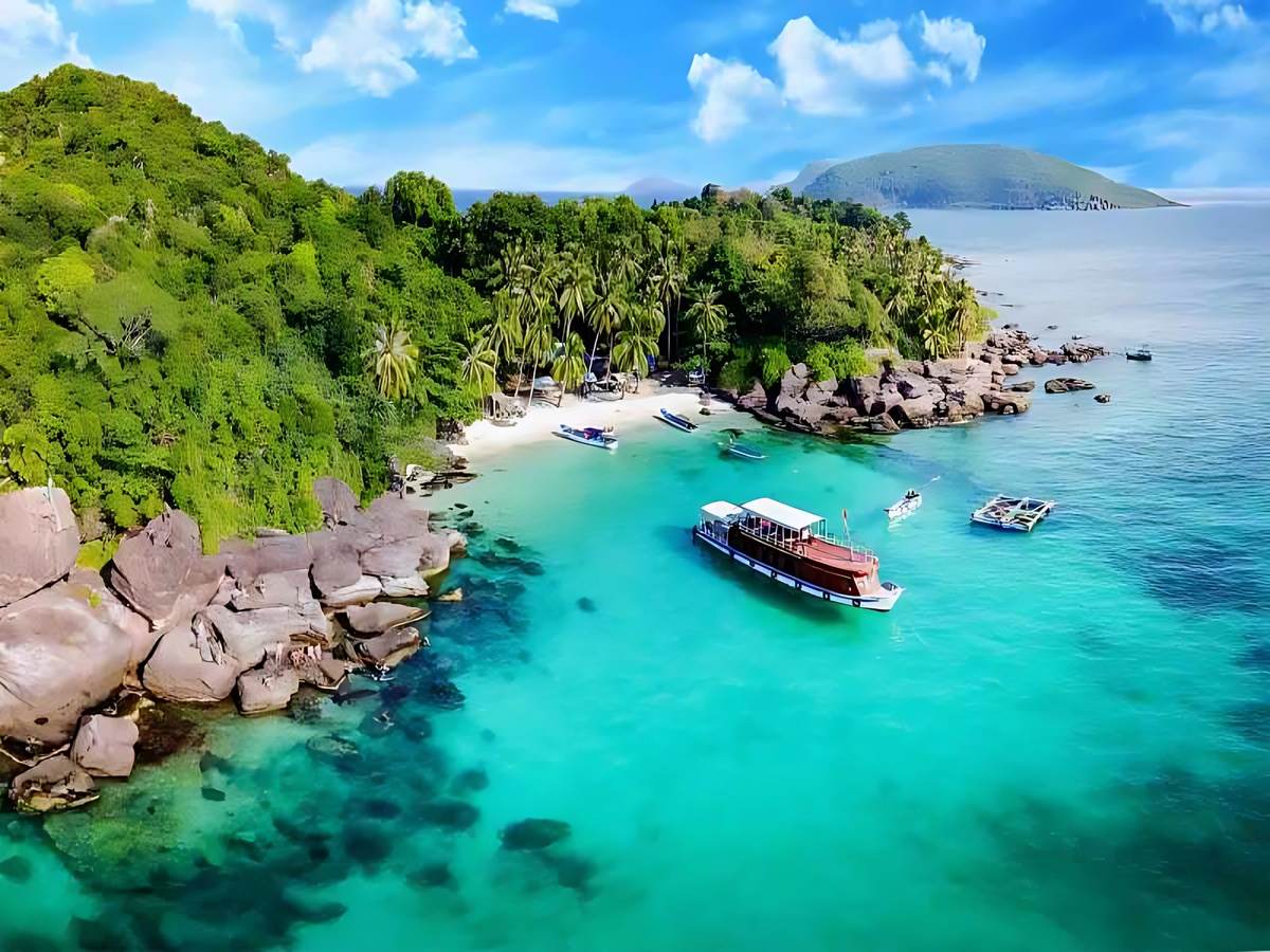 Hòn Móng Tay Phú Quốc với biển xanh, cát trắng và hàng dừa hoang sơ