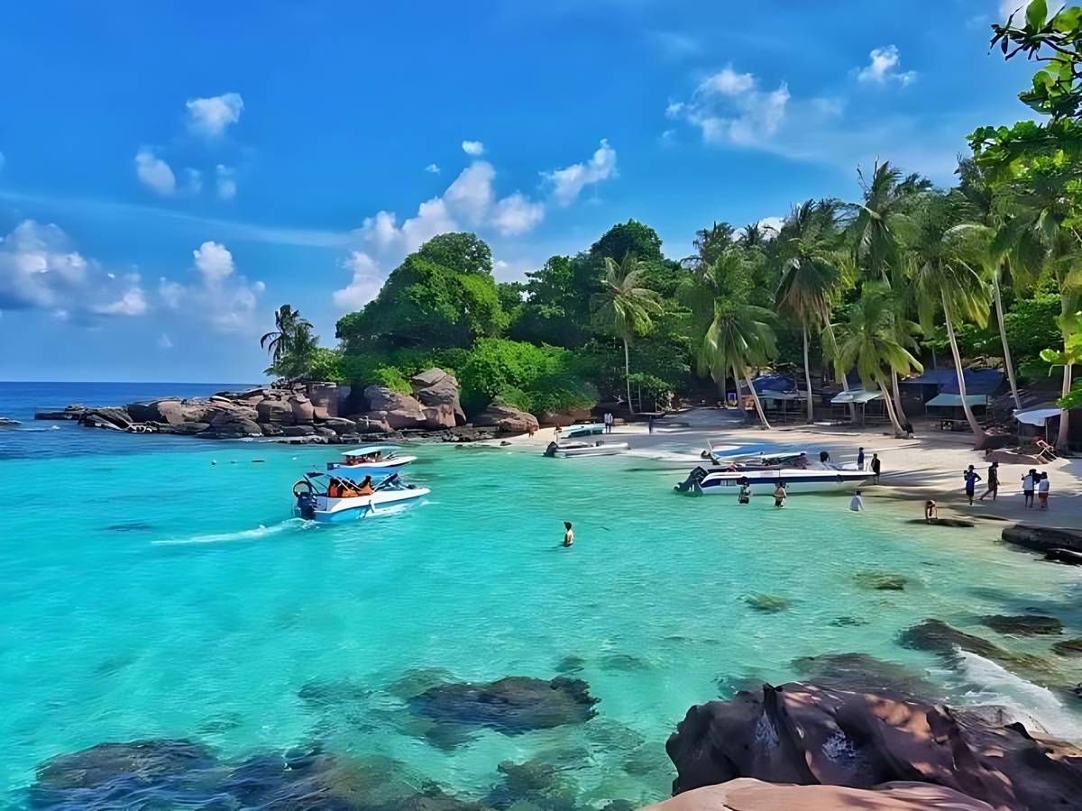 Di chuyển bằng cano cao tốc khám phá quần đảo An Thới Phú Quốc nhanh chóng, thuận tiện