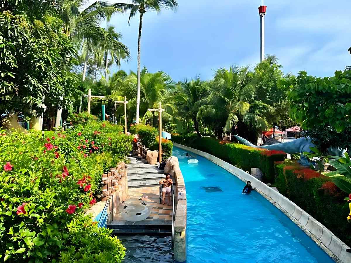 Khu thư giãn công viên nước Phú Quốc với sông lười, hồ bơi lớn và không gian cây xanh yên tĩnh