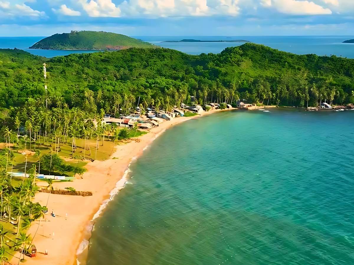 Hòn Thơm là đảo lớn thuộc quần đảo An Thới, phía Nam Phú Quốc, với diện tích khoảng 300 hecta