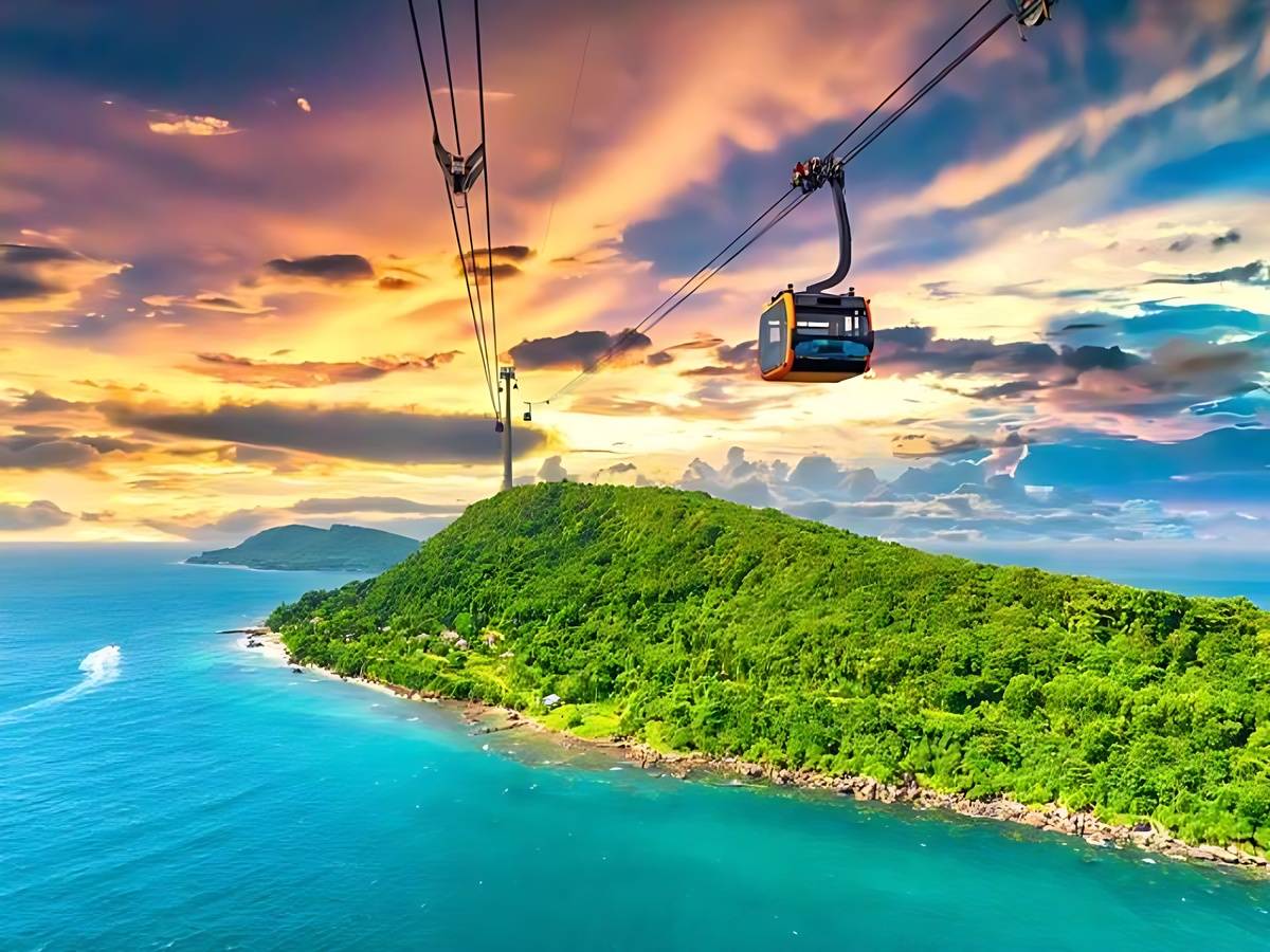Cáp treo Sun World Hon Thom mang đến trải nghiệm ngắm toàn cảnh biển đảo từ trên cao.
