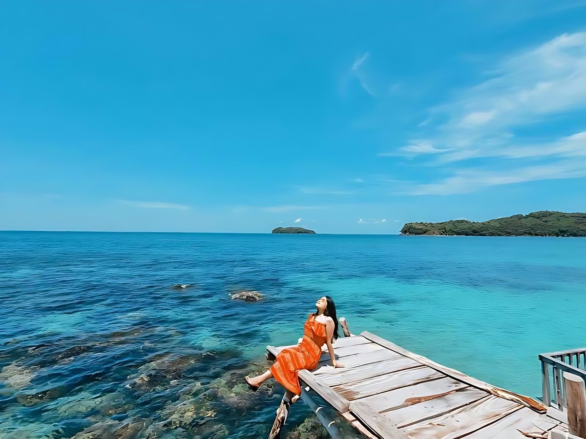 Điểm check-in Hòn Thơm gồm cầu gỗ, bãi biển và góc nhìn từ cáp treo