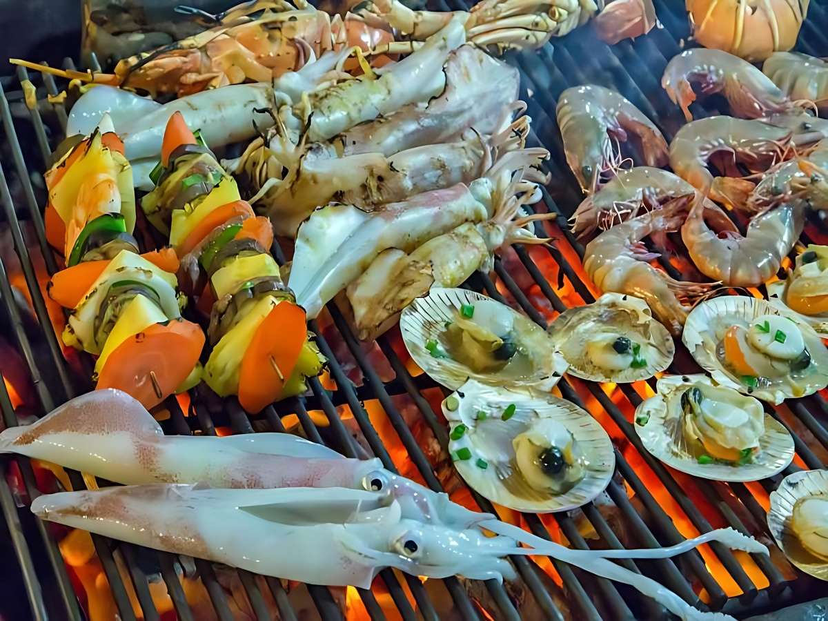 Chi phí ăn uống tại Phú Quốc trung bình 100.000–300.000 đồng mỗi bữa
