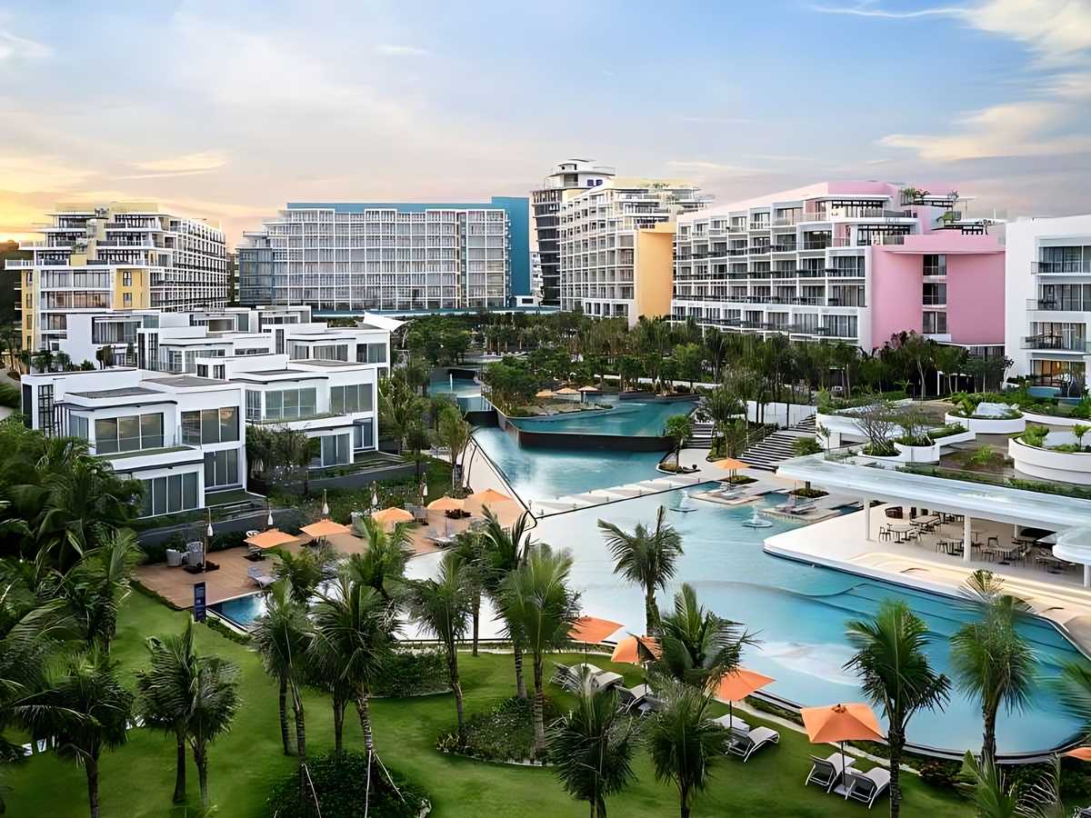 Premier Residences Phu Quoc Emerald Bay với căn hộ rộng rãi, tiện nghi đầy đủ và hồ bơi nội khu