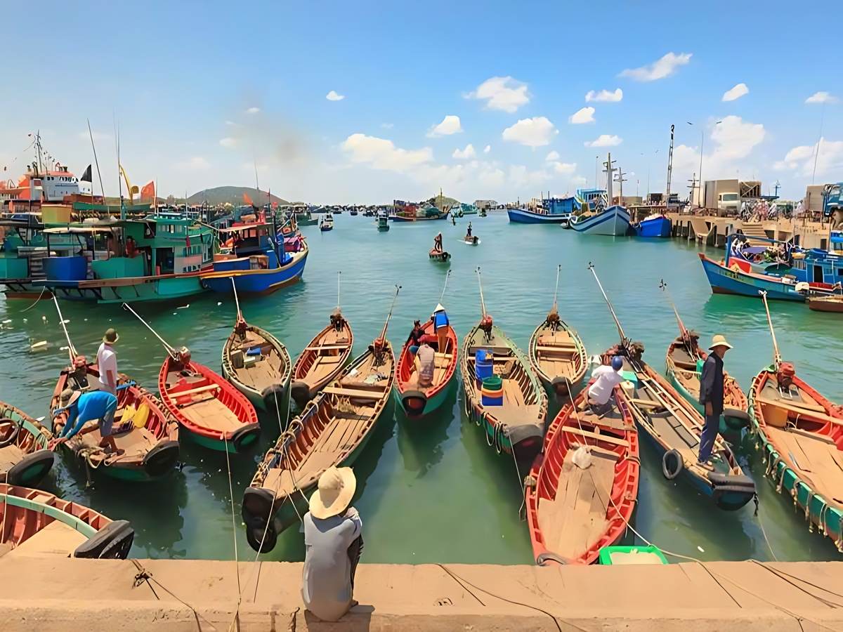 Làng chài Hàm Ninh Phú Quốc với cảnh biển và quán hải sản ven bờ