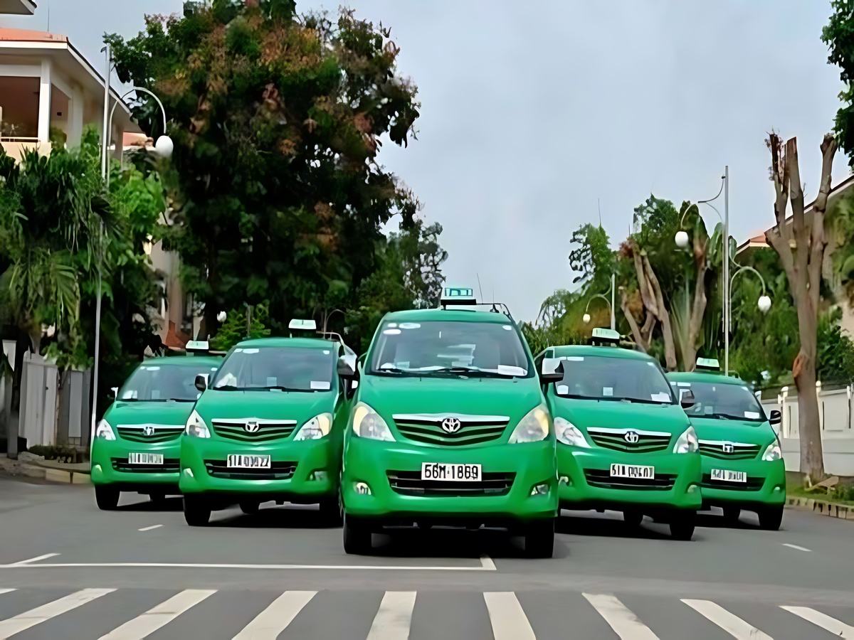 Taxi truyền thống và taxi công nghệ linh hoạt theo nhu cầu và khu vực di chuyển