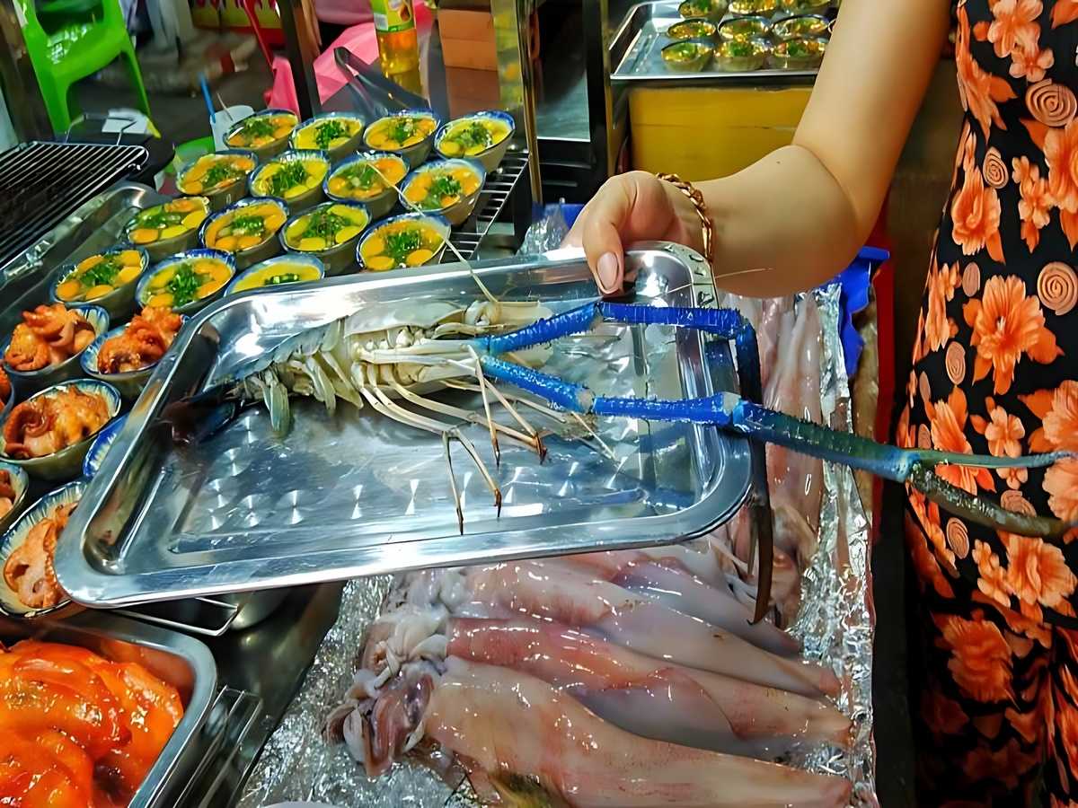 Quán ăn địa phương Phú Quốc chất lượng thường đông khách bản địa vào giờ cao điểm