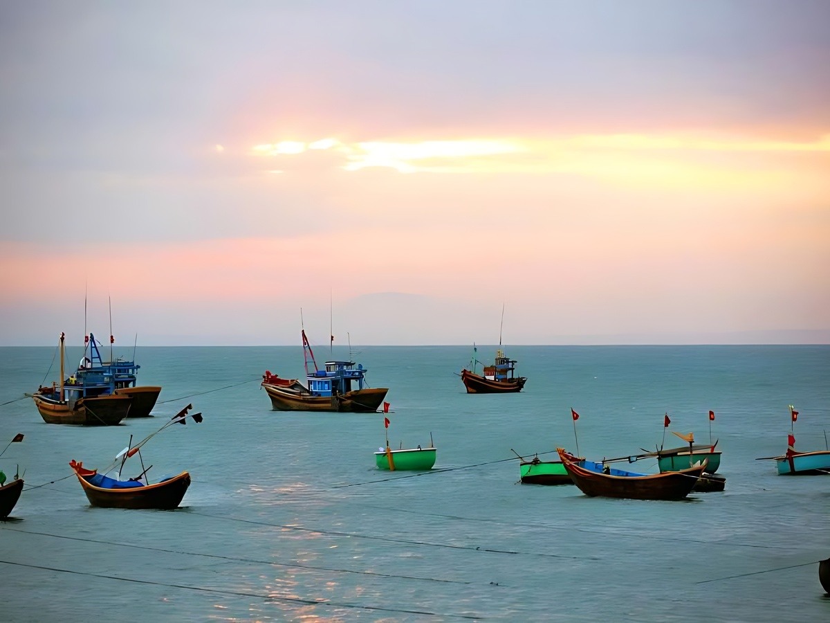 Làng chài Hàm Ninh nổi tiếng với hải sản tươi sống như ghẹ, tôm và nhum biển