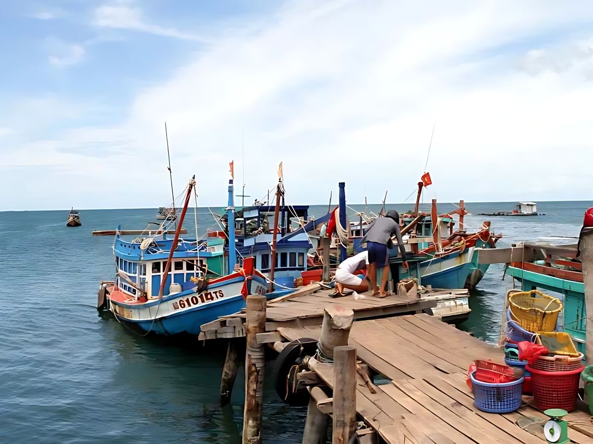 Làng chài Hàm Ninh gần trung tâm, điểm ngắm cảnh và thưởng thức hải sản