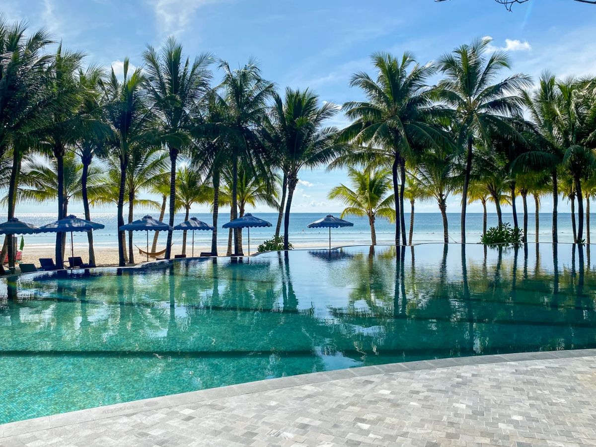 Khu vực hồ bơi Shell Pool tại JW Marriott được thiết kế uốn lượn với tầm nhìn hướng thẳng ra biển
