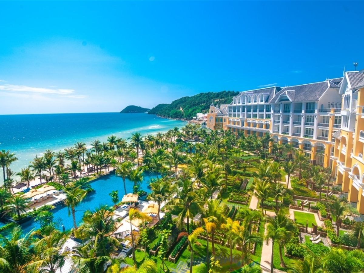 JW Marriott Phu Quoc và cáp treo Hòn Thơm đều nằm tại khu vực Nam đảo với khoảng cách gần nhau