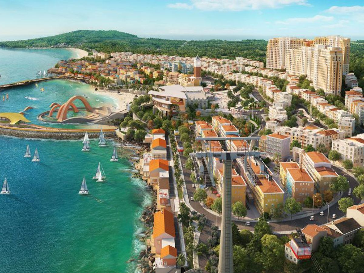 Di chuyển đến Sunset Town khá đơn giản với taxi hoặc xe shuttle riêng từ resort