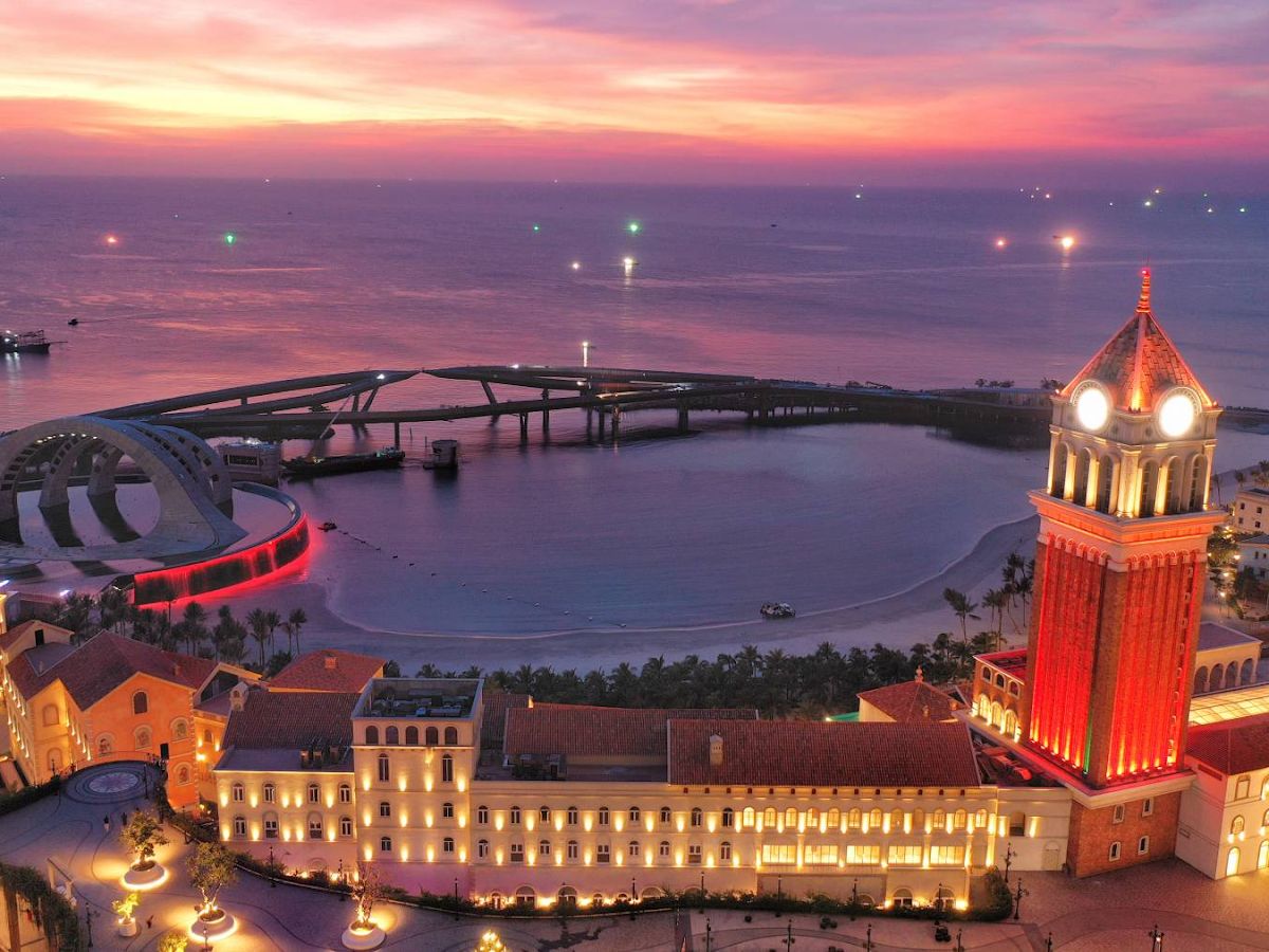 Khám phá Sunset Town về đêm sôi động và giàu trải nghiệm