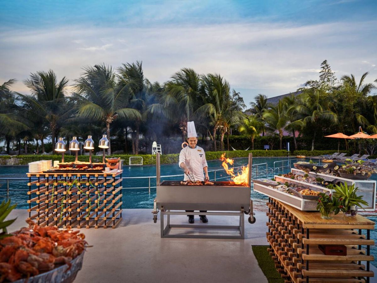 Tiệc nướng bên hồ bơi mang đến trải nghiệm ẩm thực độc đáo