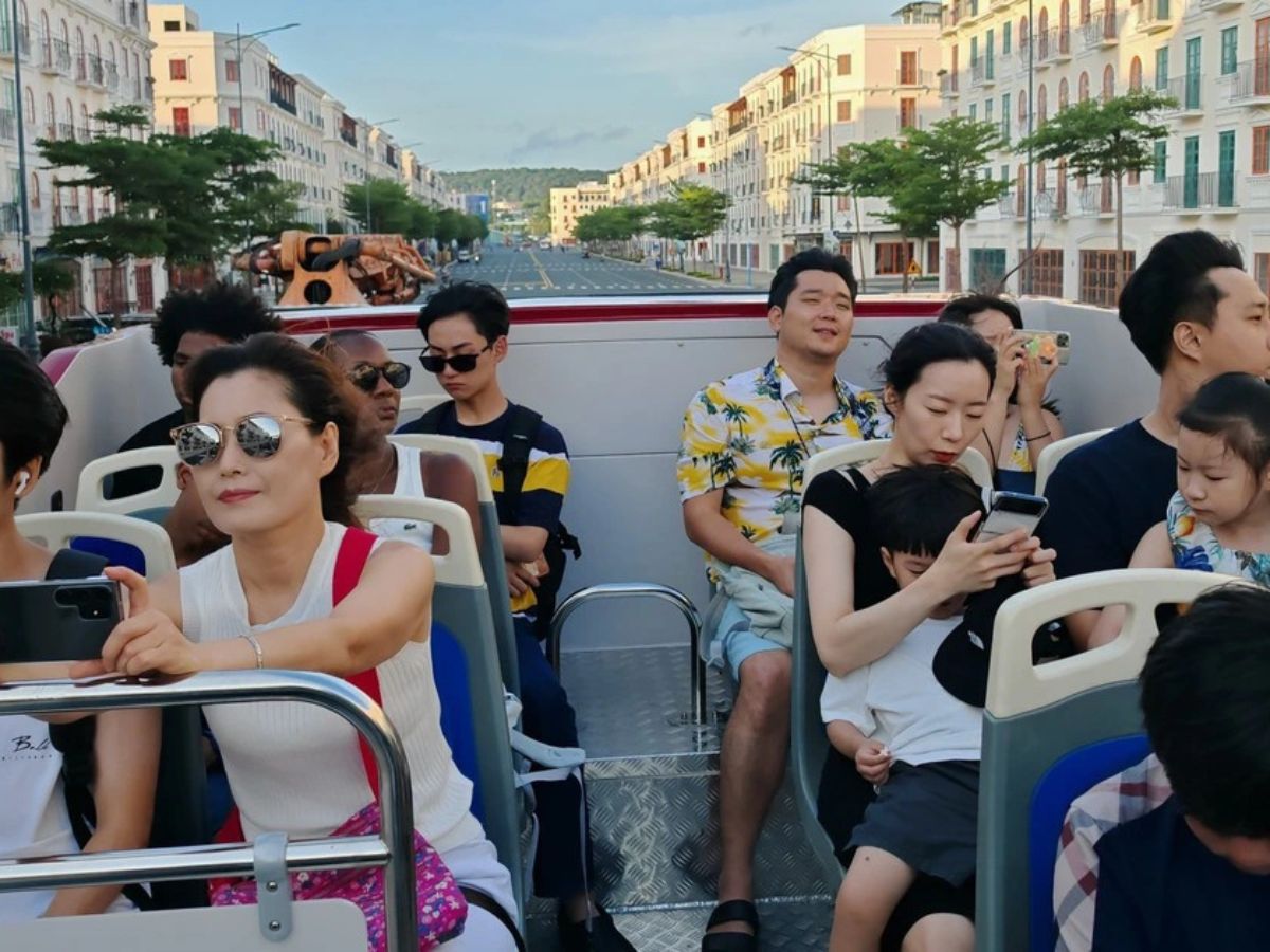 Xe điện nội khu đưa đón du khách đến Sunset Town để giải trí và trải nghiệm vui chơi