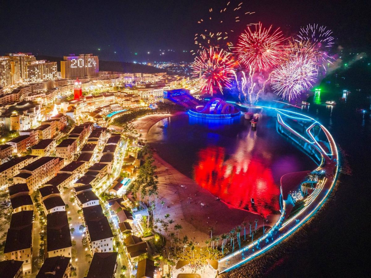 Thư giãn tại Sunset Town buổi tối, cùng trải nghiệm ngắm pháo hoa đẳng cấp quốc tế