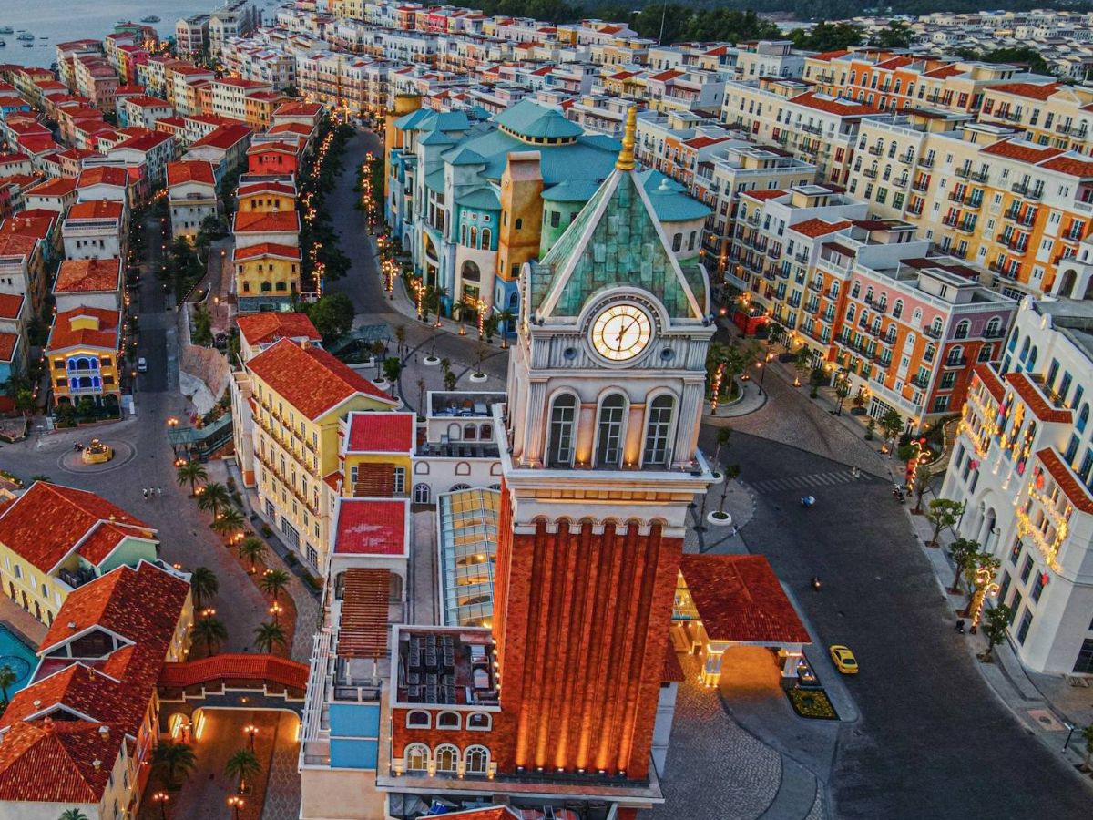 Khám phá Sunset Town với những công trình kiến trúc độc đáo