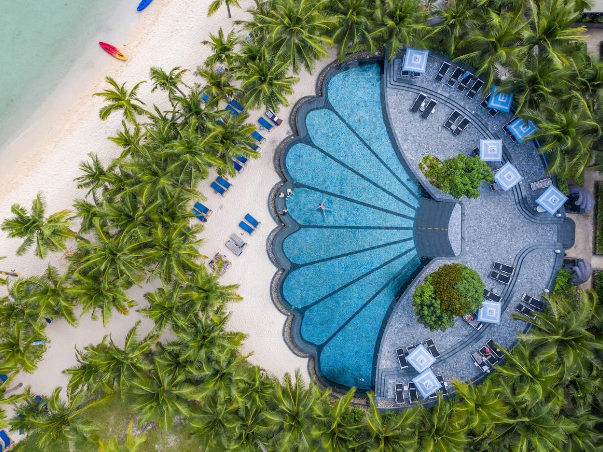 JW Marriott Phu Quoc Emerald Bay sở hữu hệ thống 3 hồ bơi ngoài trời với thiết kế ấn tượng