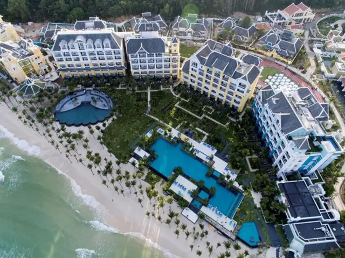 JW Marriott Phu Quoc Emerald Bay tọa lạc tại Bãi Kem, phía Nam đảo Phú Quốc