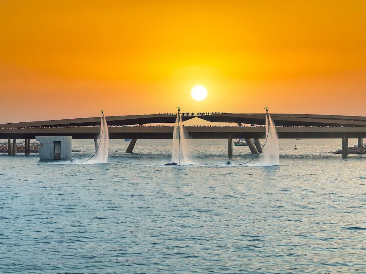 Trải nghiệm kiến trúc Cầu Hôn độc đáo tại Sunset Town