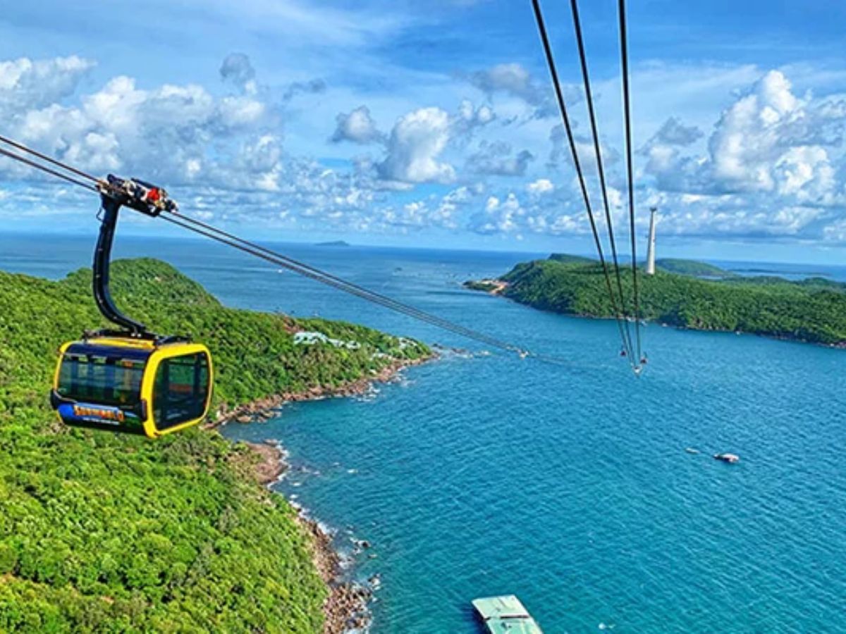 Du khách trải nghiệm cáp treo Hòn Thơm và không gian giải trí hiện đại trên đảo