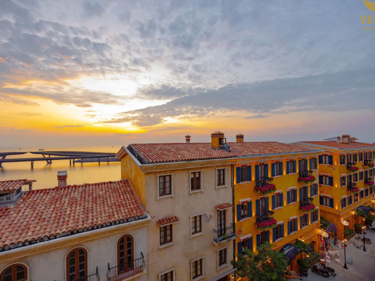 Khách sạn ở khu vực trung tâm Sunset Town tiện cho việc di chuyển và khám phá