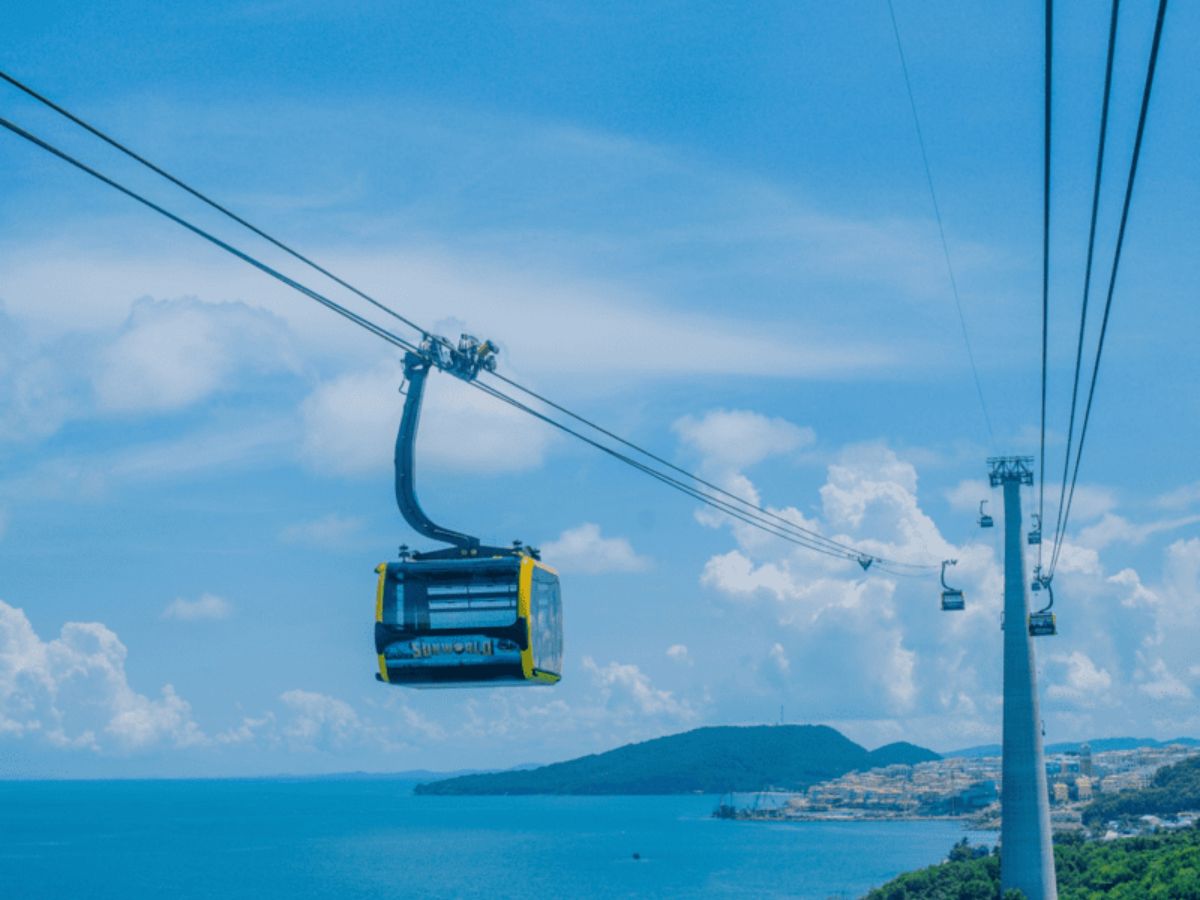Du khách trải nghiệm cáp treo vượt biển dài gần 8 km