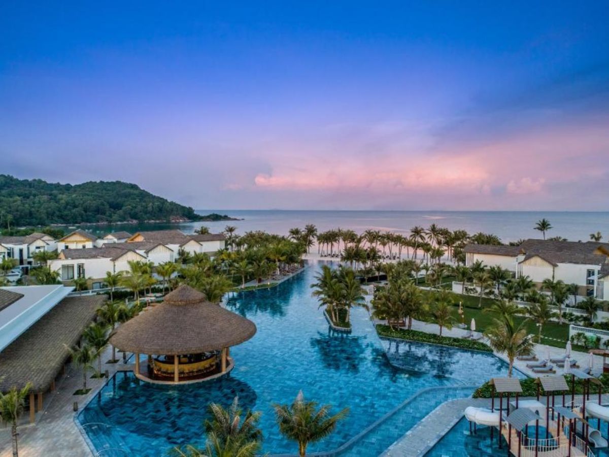 Tiện ích hồ bơi trung tâm và các không gian xanh để nghỉ ngơi