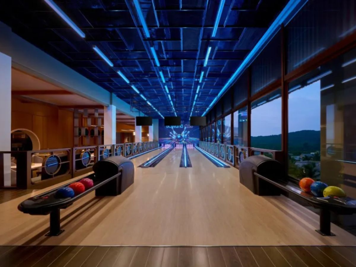 The Hub cung cấp các trò bowling và karaoke cho du khách tại resort
