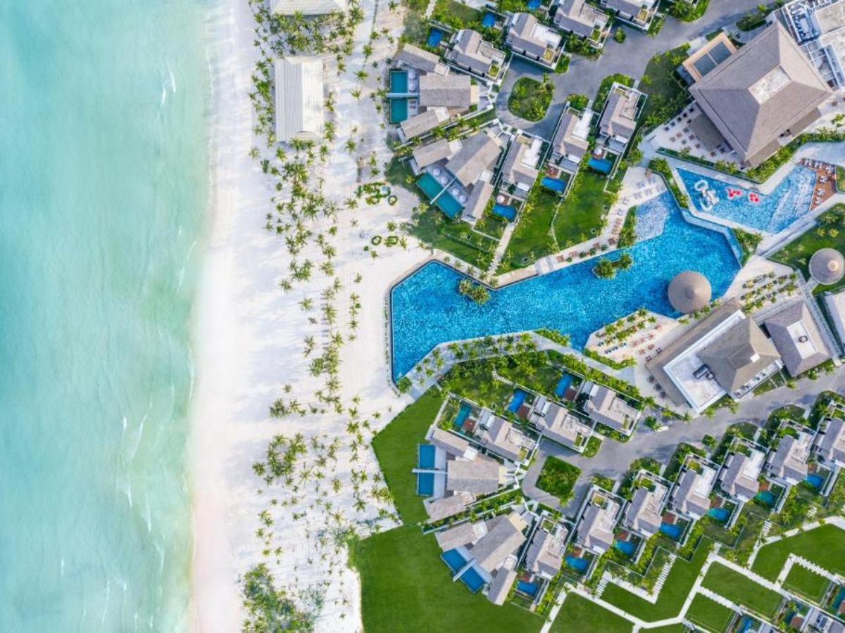 Du khách có thể trải nghiệm bãi tắm riêng tư tại Bãi Khem của resort